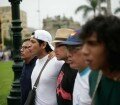 Con besos y abrazos, al rededor de 70 miembros de la comunidad LGBT protestaron en Perú contra la homofobia