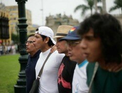 Con besos y abrazos, al rededor de 70 miembros de la comunidad LGBT protestaron en Perú contra la homofobia