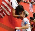 Wambach celebra el triunfo besando a su esposa