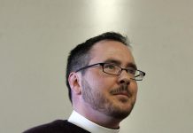 Sacerdote Transexual hace historia al presidir misa en EU