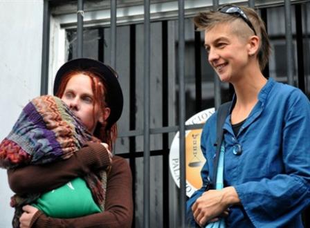 La pareja de lesbianas vive en Ecuador desde 2007 y legalizaron su unión de hecho en 2010, en Inglaterra, y en 2011 en Ecuador.