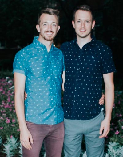 Jake Conrad (izquierda) y Michael Holtzman se conocieron por Grindr, salieron durante un año antes de finalmente casarse. / FOTO: outsports.com