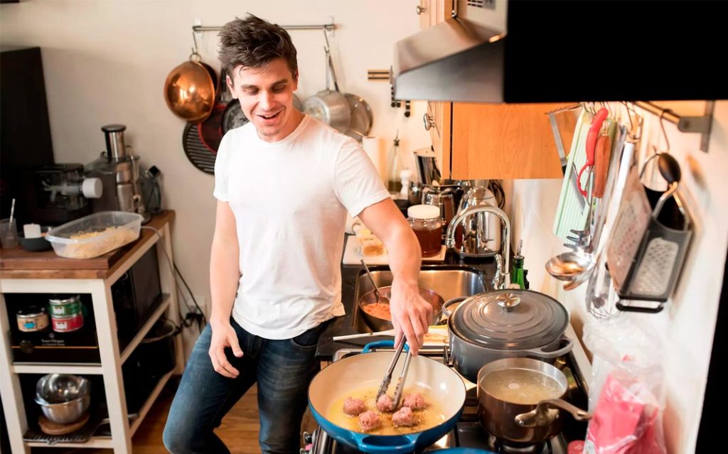 Antoni Porowski, Antoni Porowski de ‘Queer Eye’ abrirá restaurante en histórica zona LGBT, egoCity LGBTIQ Diversity Network