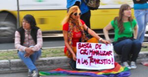 Mujeres protestando por la discriminación contra la población trans
