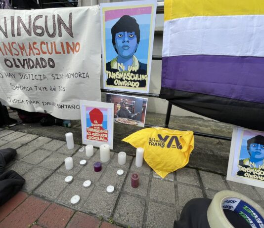 Plantón frente al Ministerio de Educación en respuesta al suicidio de Daniel Montoya. Fotografía tomada de @donatovik en X